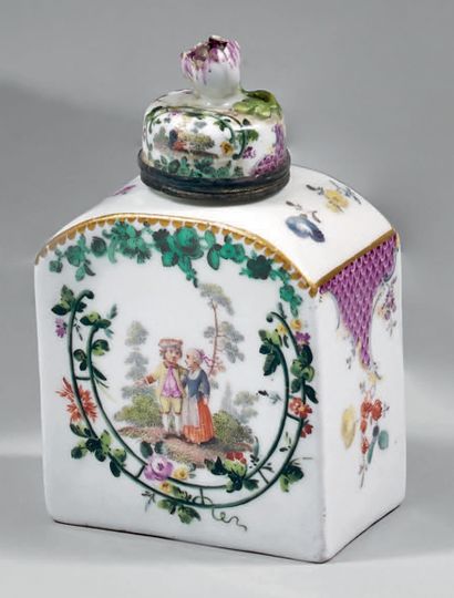 ALLEMAGNE (Meissen) A small rectangular covered tea caddy with polychrome decoration...