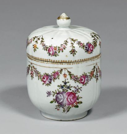COMPAGNIE DES INDES Porcelain covered sugar bowl decorated in Famille Rose polychrome...
