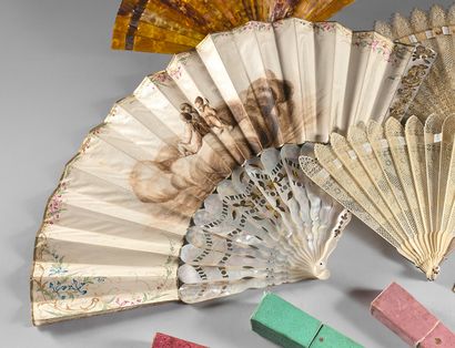 null Eighteen strands of gilded and pierced mother-of-pearl fan.
Cabretille leaf...