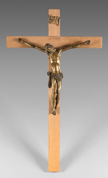 null Christ en bronze doré, le périzonium retenu par une cordelette. Pieds superposés....