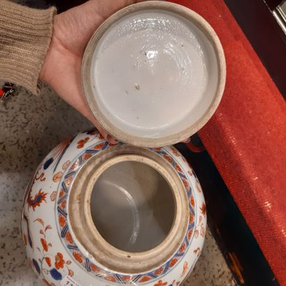null Paire de pots à gingembre couverts en porcelaine de Chine à décor Imari. Socle...