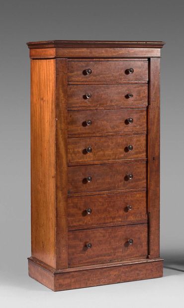 null Small mahogany veneered semainier with seven side closing drawers.
Height :...