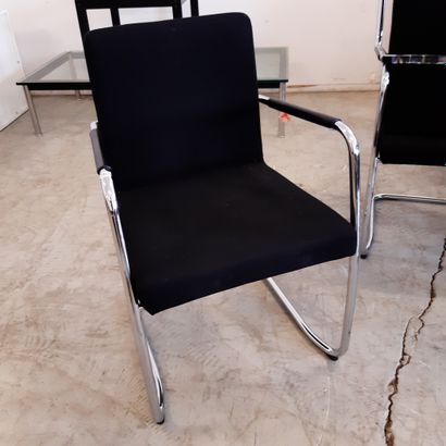 BENE Suite de huit fauteuils, structure en métal chromé, garniture en tissu noir...
