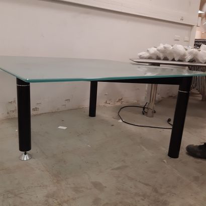 TRAVAIL MODERNE Table bureau, plateau carré en verre, piètement tripode en métal...