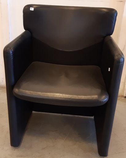 Travail années 90 Suite de quatre fauteuils, garniture en mousse recouverte de cuir...