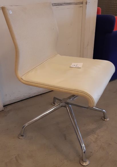ROSENTHAL Studio Suite de quatre chaises, structure en métal, garniture de cuir beige,...