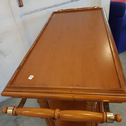 TRAVAIL MODERNE Suite de deux tables servantes en bois vernis 

H : 84 cm, L : 112...