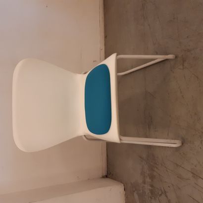 STEELCASE Suite de vingt-huit chaises en plastique blanc, piètement en métal laqué...
