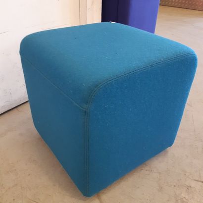 TRAVAIL MODERNE Suite de quatre poufs en laine bleu 

H : 42 cm, L : 42 cm, P : 42...