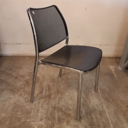 Jesus GASCA (XXe) Suite de quarante-six chaises, structure en métal chromé, assise...