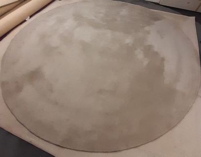 TRAVAIL MODERNE Tapis circulaire en laine 

D : 370 cm 

(Taches)