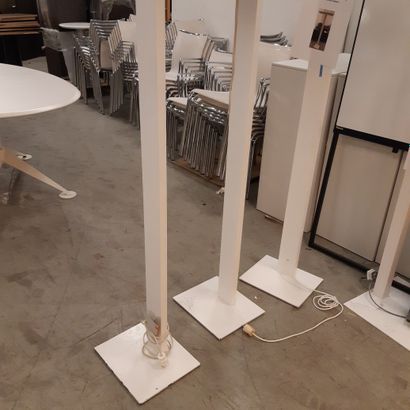 TRAVAIL MODERNE Suite de trois lampadaires en métal laqué blanc 

H : 188 cm