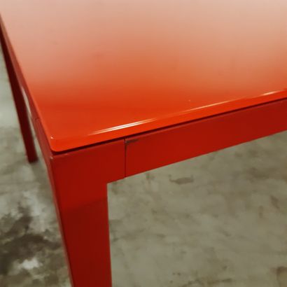 TRAVAIL MODERNE Table bureau, plateau rectangulaire en verre reposant sur un piètement...