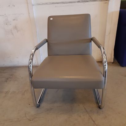VITRA Paire de fauteuils bas, structure en métal chromé, garniture de cuir gris 

H...