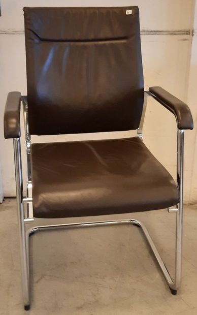 WILKHAHN Suite de huit fauteuils, structure en métal chromé, garniture de cuir marron...