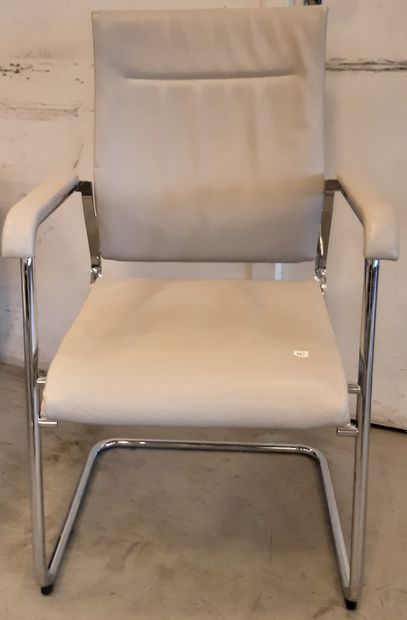 WILKHAHN Suite de vingt-cinq fauteuils, structure en métal chromé, garniture de cuir...