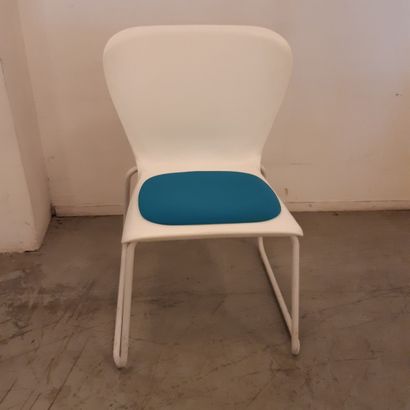 STEELCASE Suite de vingt-huit chaises en plastique blanc, piètement en métal laqué...