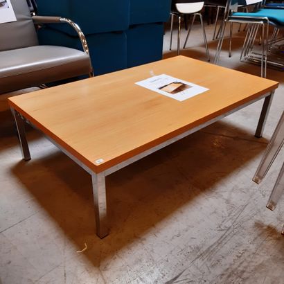 TRAVAIL MODERNE Table basse, plateau rectangulaire en bois, piètement en métal chromé...