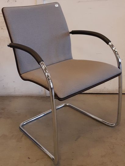 THONET Suite de quatre fauteuils, structure en métal chromé, garniture en tissu gris...