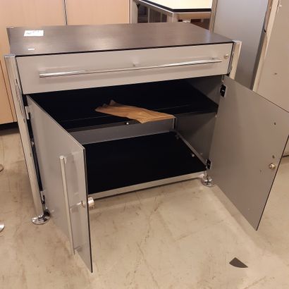 TRAVAIL MODERNE Mobilier de bureau en métal laqué gris comprenant un meuble deux...