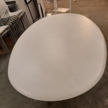 TRAVAIL MODERNE Table, plateau ovale en bois laqué blanc, piètement en métal laqué...