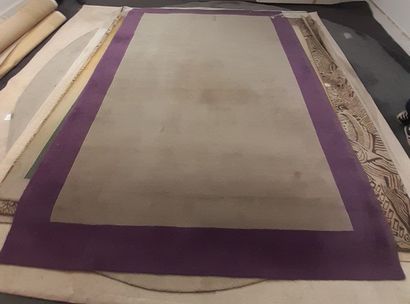 TRAVAIL MODERNE Tapis en laine 

250 x 350 cm 

(Taches)