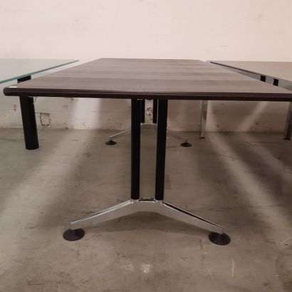 TRAVAIL MODERNE Table bureau, plateau rectangulaire en bois, piètement en métal chromé...