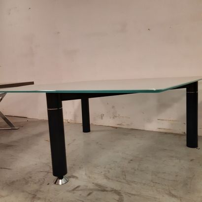 TRAVAIL MODERNE Table bureau, plateau carré en verre, piètement en métal laqué noir...