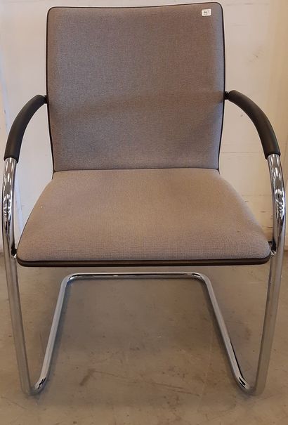 THONET Suite de quatre fauteuils, structure en métal chromé, garniture en tissu gris...