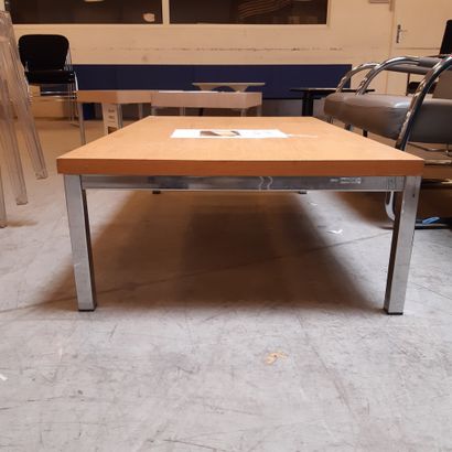 TRAVAIL MODERNE Table basse, plateau rectangulaire en bois, piètement en métal chromé...