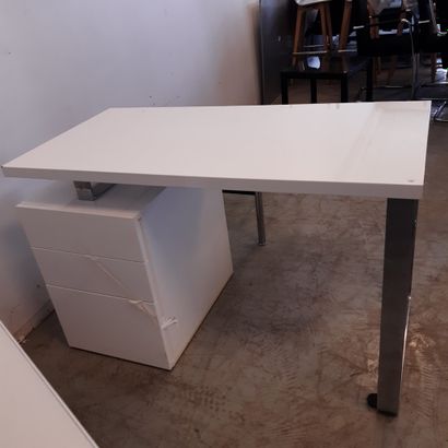 TRAVAIL MODERNE Bureau à caisson, plateau en bois laqué blanc, piètement en métal...