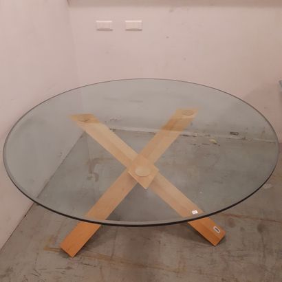 Mario BELLINI, d’après Table, plateau circulaire en verre piètement en bois naturel...