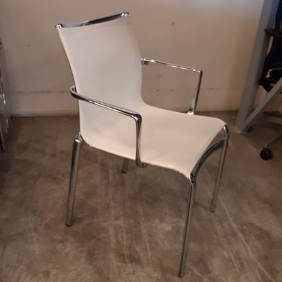 Alberto MEDA (XXe) Suite de cinquante-cinq fauteuils, structure en métal chromé,...