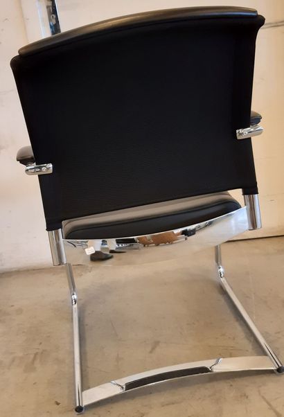 Travail allemand Suite de six fauteuils, structure en métal chromé, garniture en...
