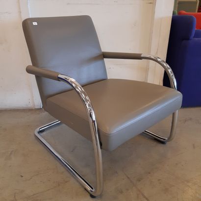 VITRA Paire de fauteuils bas, structure en métal chromé, garniture de cuir gris 

H...