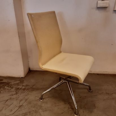 ROSENTHAL Studio Suite de douze chaises, structure en métal, garniture de cuir beige,...