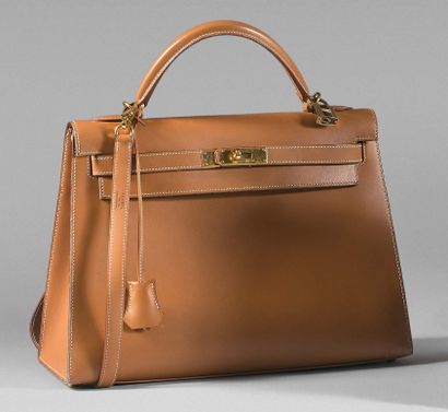 HERMÈS Paris, made in France 
Sac «Kelly sellier» , 32 cm en veau swift camel à surpiqûres...