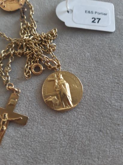 null Collier articulé en or jaune 750 millièmes supportant une croix et deux médailles...