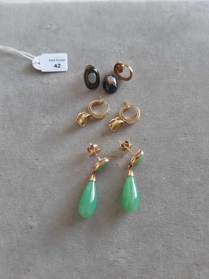  Lot mounted in gold 750 thousandths including: three pairs of earrings or pendants...