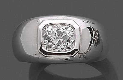 null Bague en or gris 750 millièmes ornée d'un diamant de taille ancienne et de forme...