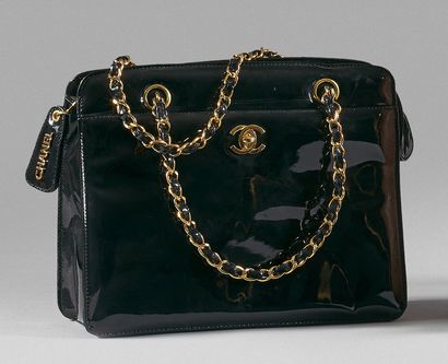 CHANEL Bag, 25 cm, in black patent leather, zipper closure, double handle, gold metal...