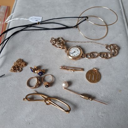 null Miscellaneous metal lot, gold parts including: various elements, medal, brooch,...