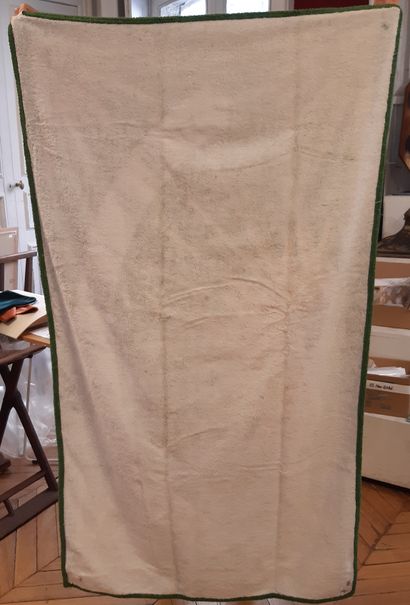 HERMES 
Trois serviettes de bain HERMES.
Dimensions : 146 x 86 cm.

(tâches au dos...