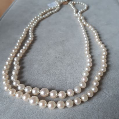 null Necklace with two rows of eighty-seven and eighty cultured pearls, the rectangular...