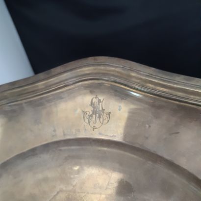 null Silver dish, round shape, filets contours model, the wing monogrammed.
Goldsmith...