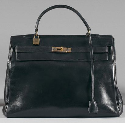 HERMES Paris 
Sac «Kelly», 35 cm, en boxe noir, clés sous clochette, cadenas.
(Usures...