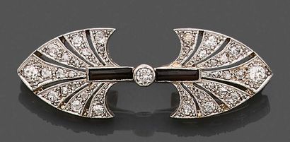 null Brooch in gold 750 thousandths decorated in the center of a small diamond between...