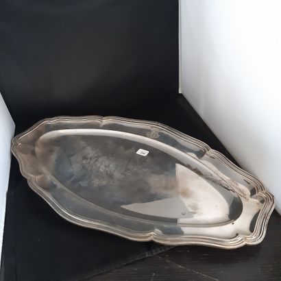 null Oval dish in plain silver, filets contours model monogrammed on the wing.
Goldsmiths...