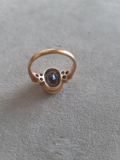 null Yellow gold ring 750 thousandths decorated with a purple synthetic stone (glass)...