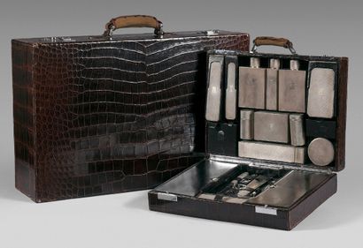 S. T. DUPONT, rue Dieu, circa 1925 
Malette de toilette de voyage en alligator marron,...